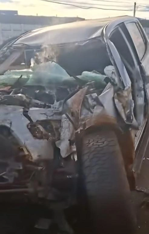 Pai e filha se envolvem em grave colisão frontal com ônibus de trabalhadores na PR-493