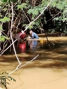 Trabalho conjunto da GM e Bombeiros garante resgate de mulher em rio no interior de Toledo