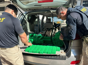 PRF apreende SUV "recheado" de maconha em Ubiratã