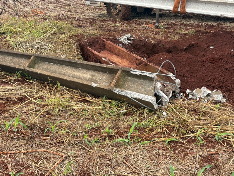 Poste quebra e caiu sobre trabalhador em Mercedes