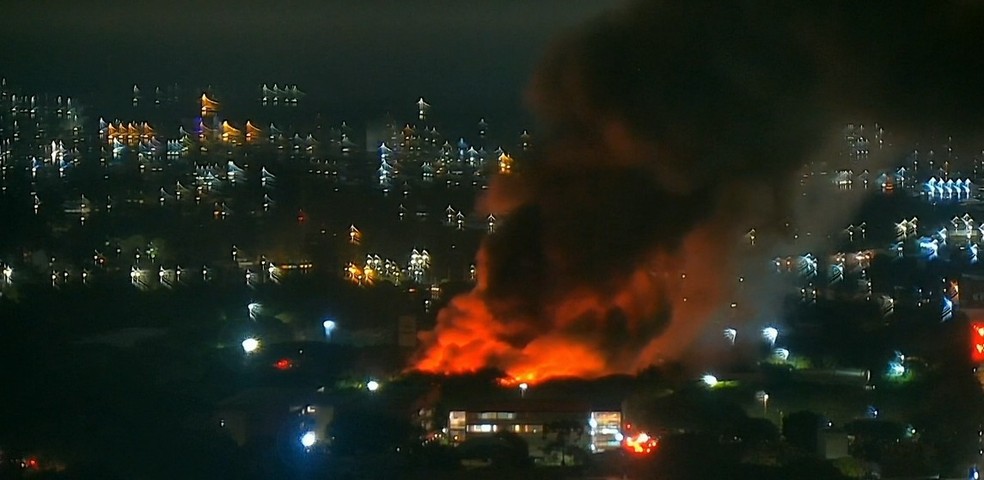 Incêndio de grandes proporções atinge teatro da PUC em Curitiba — Foto: RPC