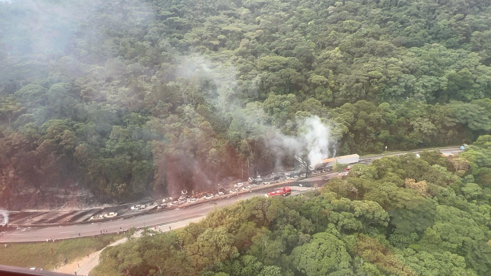 Acidente com carreta que tombou e pegou fogo deixa rastro de destruição na BR-101 em Palhoça, na Grande Florianópolis — Foto: CBMSC/Divulgação