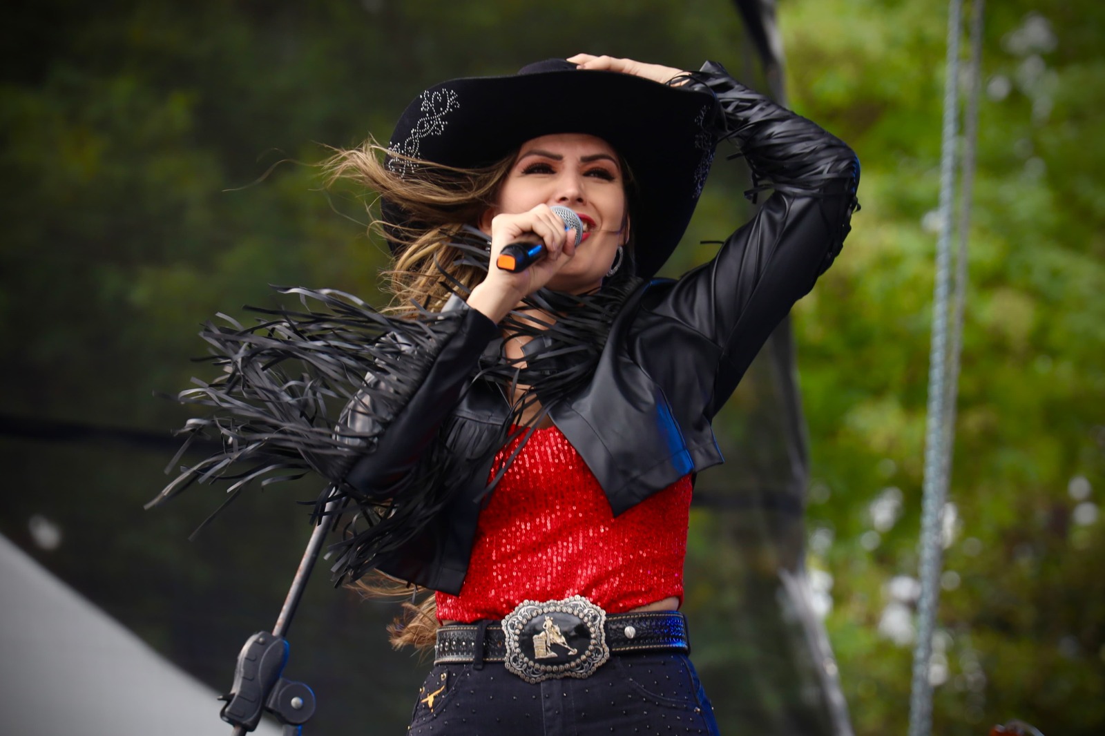 Cantora e compositora rondonense Juliana Valiati foi a nossa entrevistada em A Personalidade da Semana