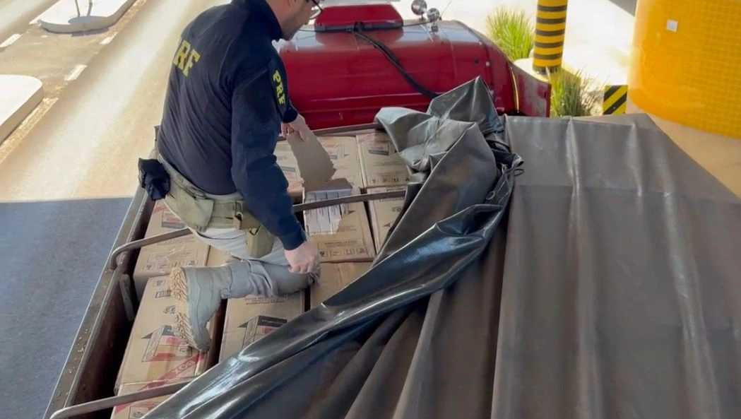 PRF apreende grande carga de cigarros contrabandeados em Alto Paraíso (PR)