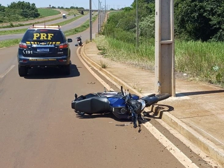 Moto bate em poste e deixa jovem gravemente ferido na BR-163 em Toledo