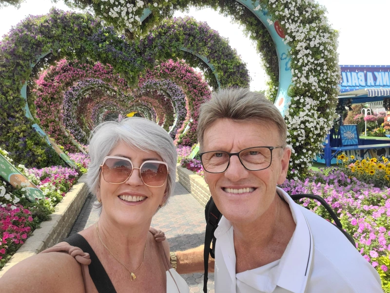 Ex prefeito de Mercedes Vilson Schwantes e esposa estão em cruzeiro nos Emirados Árabes Unidos proximo a zona de guerra