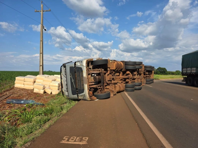 Carreta carregada com maravalha tomba na BR-163 entre Toledo e Marechal Cândido Rondon
