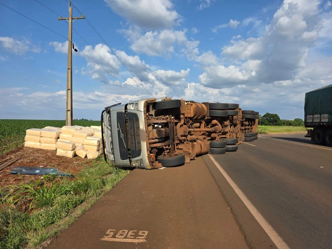 Carreta carregada com maravalha tomba na BR-163 entre Toledo e Marechal Cândido Rondon