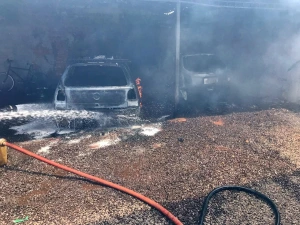 Incêndio destrói dois veículos, moto e bicicleta na Vila Gaúcha - Marechal Rondon