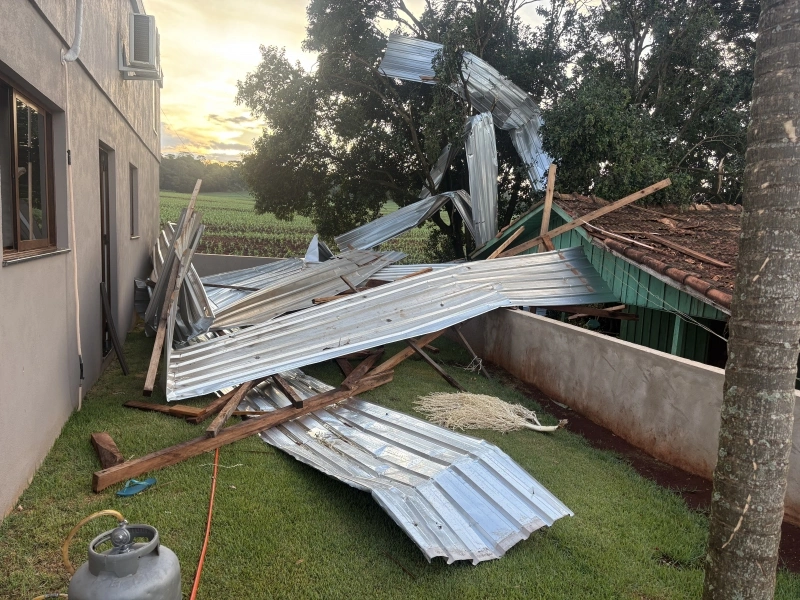 Temporal causa grandes estragos no interior de Mercedes