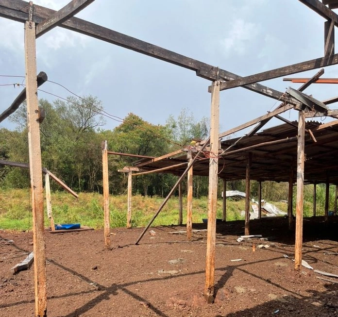 Rajada de vento arranca telhado de galpão e causa prejuízo de cerca de R$ 100 mil em Missal