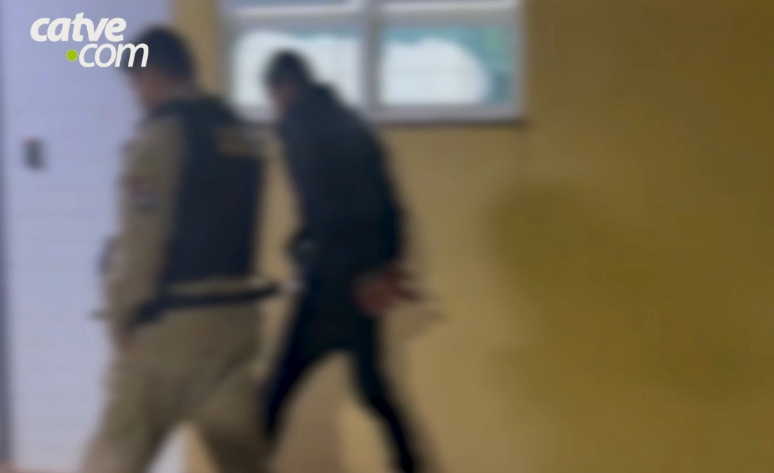 Ladrões invadem casa e vizinho ergue suspeitos na bala em Cascavel; um foi preso