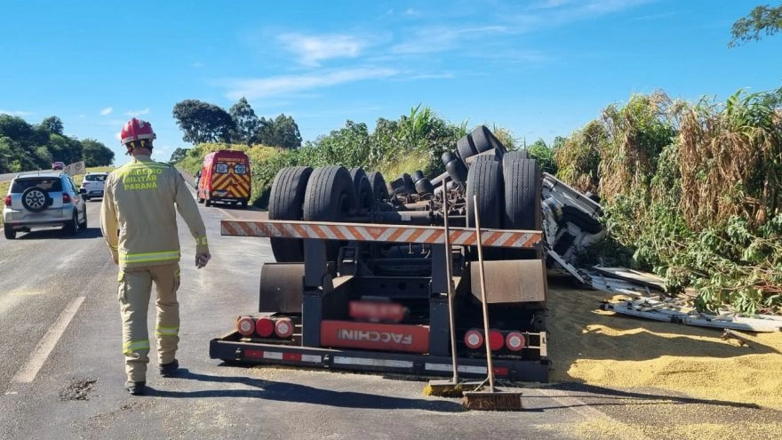 Caminhão carregado com soja capota na BR-163 e motorista é atacado por abelhas