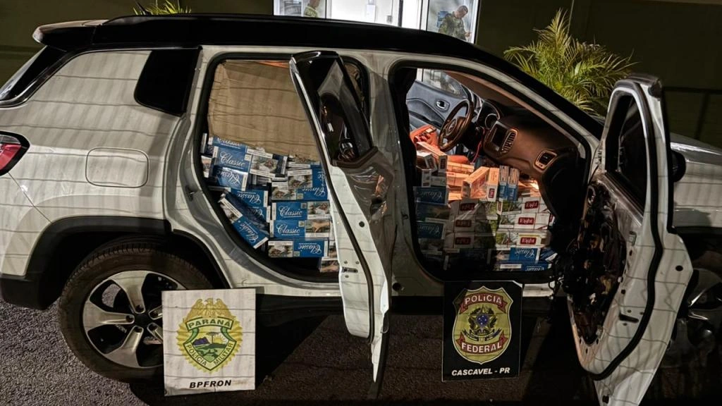 Após perseguição pela BR-277, jovem acaba preso com carro roubado abarrotado de contrabando