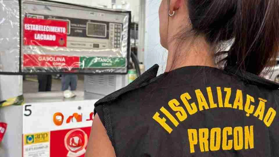 Procon lacra bomba de combustível após encontrar irregularidade na gasolina em Cascavel