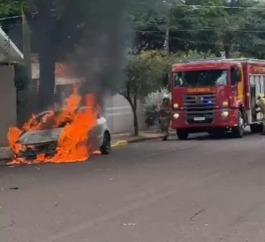 Veículo é incendiado por dois homens encapuzados no Jardim La Salle, em Toledo