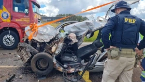 Forte batida na BR-277 destrói carro e deixa jovem encarcerado em estado grave