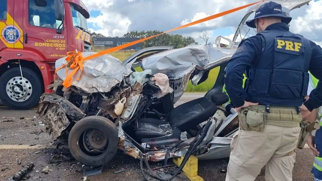 Forte batida na BR-277 destrói carro e deixa jovem encarcerado em estado grave