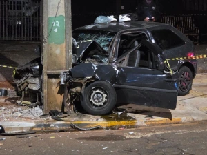 Jovem morre e outro fica gravemente ferido após carro colidir contra poste na Avenida Ministro Cirne Lima