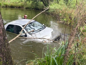 Carro carregado com agrotóxicos cai dentro de açude em fuga da PRF em Mercedes