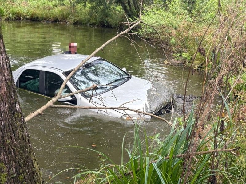 Carro carregado com agrotóxicos cai dentro de açude em fuga da PRF em Mercedes