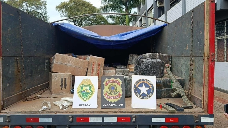 PF, BPFron e RFB apreendem cerca de duas toneladas de drogas e arma em caminhão