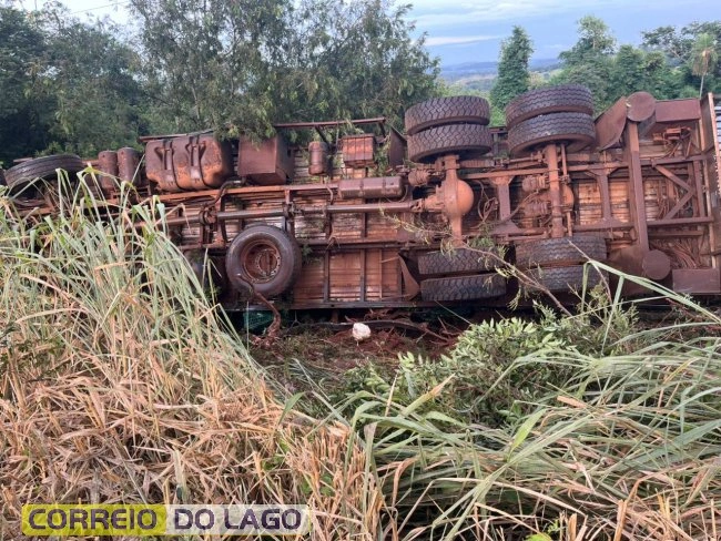 Caminhão carregado com frangos tomba na PR-488 e motorista escapa com ferimentos leves