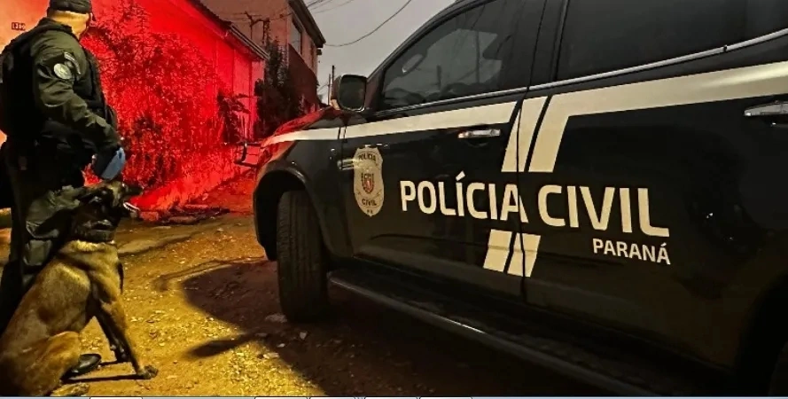 Operação prende suspeitos e apreende armas, drogas e coletes da Polícia Federal.