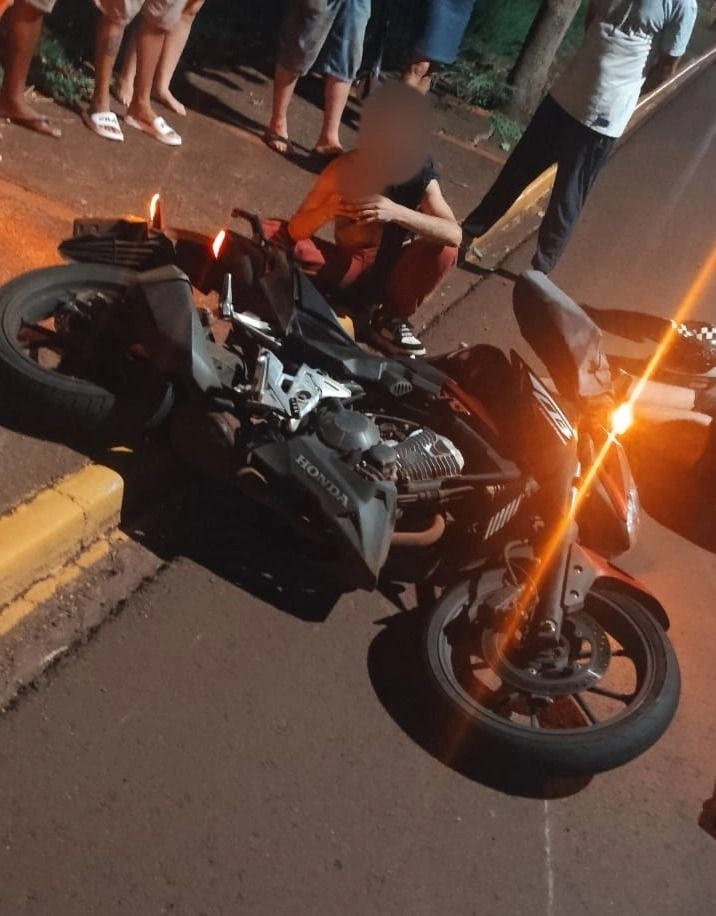 Motorista realiza manobra perigosa, atinge motocicleta e foge no Jardim Coopagro