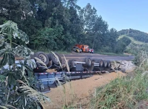 Carreta capota na PR 484 em Boa Vista da Aparecida