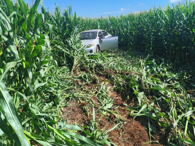 Carro com casal de idosos capota na BR-163 entre Guaíra e Mercedes