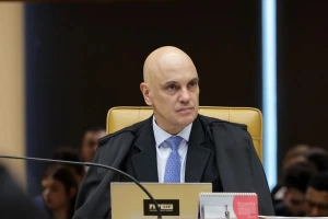 Moraes concede prisão domiciliar a Bolsonaro após internação por pneumonia