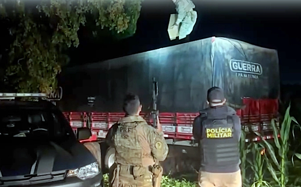 Caminhão com cigarros contrabandeados é apreendido após fuga em Toledo