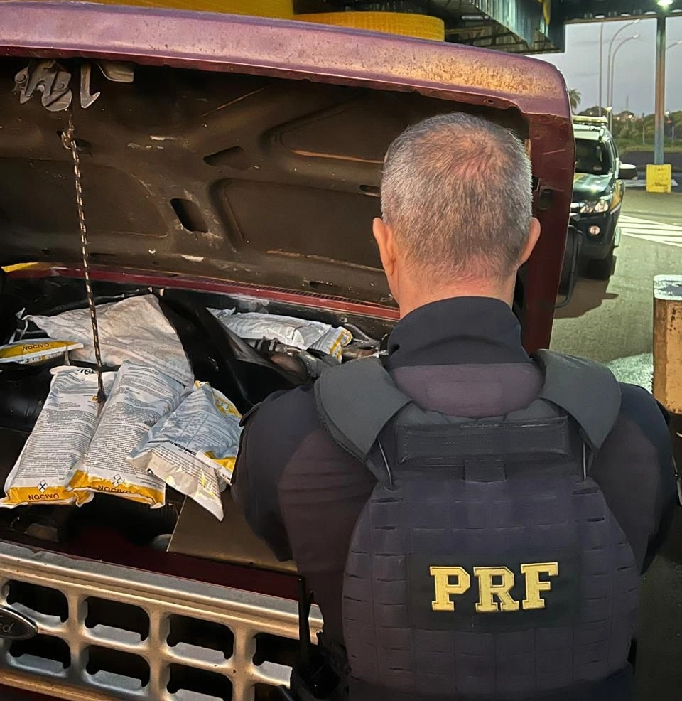 PRF apreende agrotóxicos contrabandeados ocultos em motor de caminhonete na BR-163