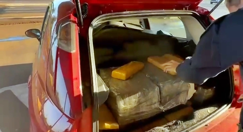 PRF apreende 150 kg de maconha espalhados em assoalho e porta-malas de veículo na BR-272