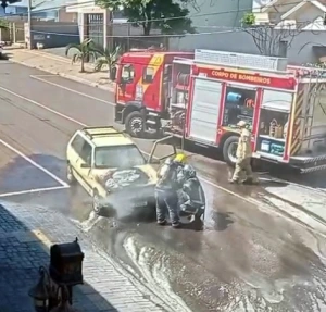 Carro pega fogo na Avenida Maripá e mobiliza Corpo de Bombeiros em Marechal Rondon