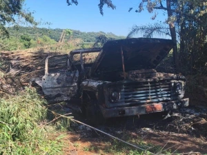 Caminhão é destruído por incêndio no interior de Mercedes
