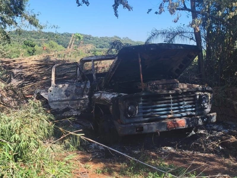 Caminhão é destruído por incêndio no interior de Mercedes