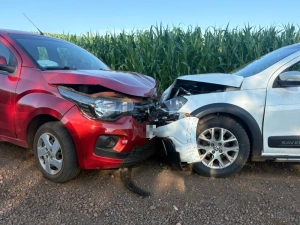 Carros batem de frente na estrada rural entre Bela Vista e São Marcos