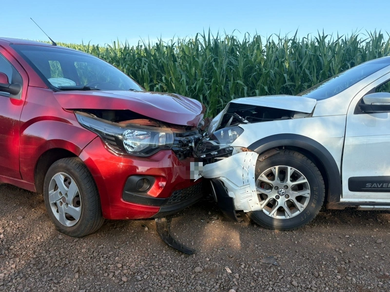 Carros batem de frente na estrada rural entre Bela Vista e São Marcos