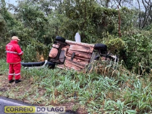Capotamento durante chuva forte deixa motorista ferido na PR-488 em Santa Helena
