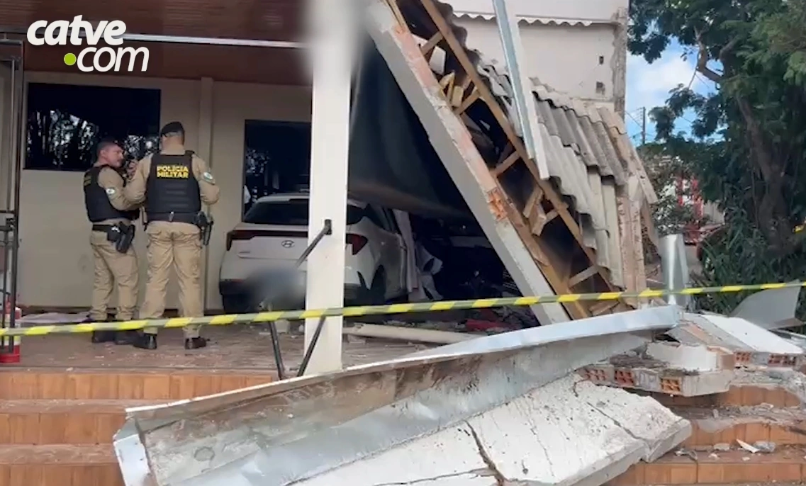 Carro invade mercearia e motociclista sofre amputação em Cascavel