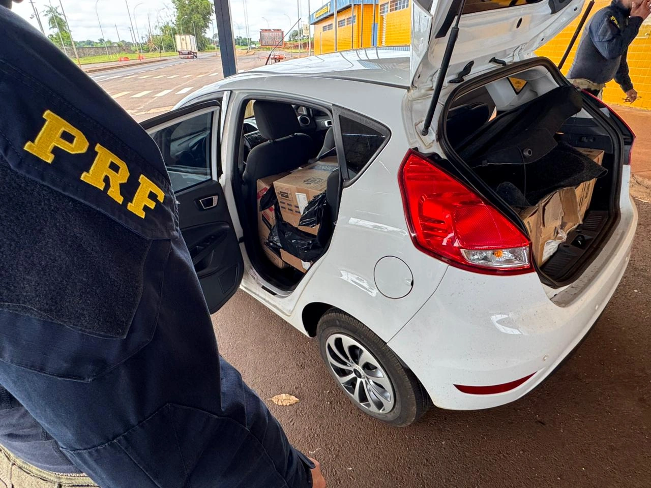 PRF prende contrabandista que tentou se esconder em conveniência de posto na BR-163 em Guaíra (PR)