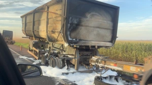 Carreta pega fogo na BR-163 entre Guaíra e Mercedes