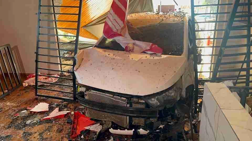 Caso do carro que invadiu mercearia e deixou motociclista com amputação, é tratado como tentativa de homicídio