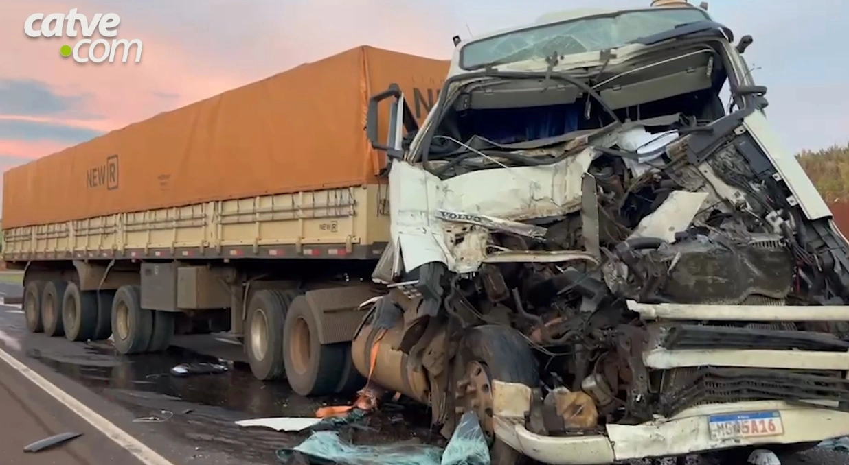 Batida entre bitrens provoca vazamento de diesel na BR-163 em Cascavel