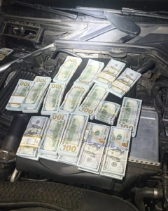 PRF apreende mais de 200 mil dólares dentro de motor de Mercedes no Paraná