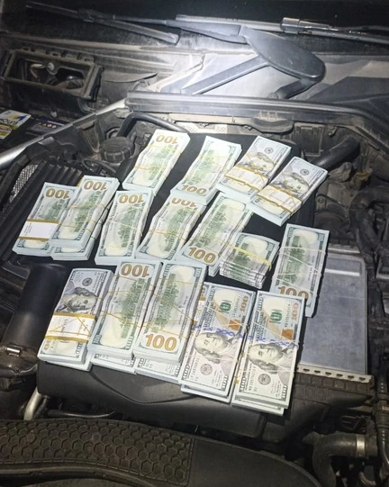 PRF apreende mais de 200 mil dólares dentro de motor de Mercedes no Paraná