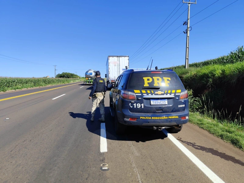 PRF flagra caminhoneiro realizando ultrapassagem perigosa em curva na BR 163 entre Mercedes e Marechal