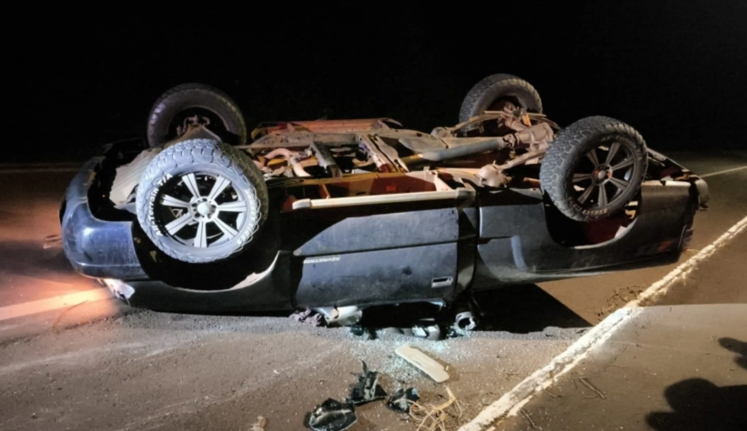 Camionete capota na PR-495 entre Pato Bragado e Entre Rios do Oest